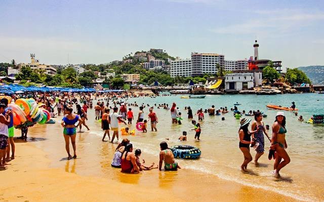 Acapulco - Playas llenas por temporada vacacional