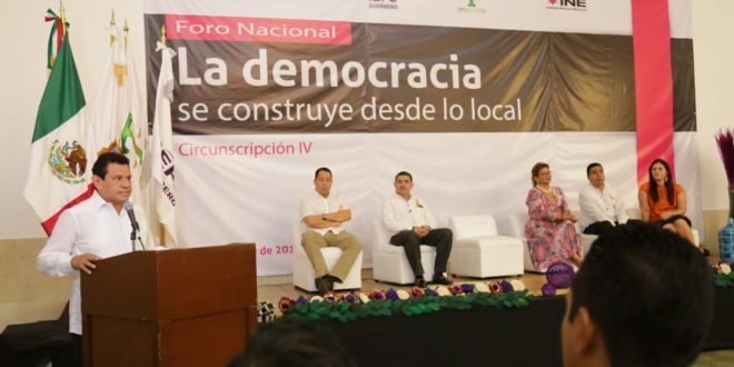 INAUGURA-TULIO-PëREZ-CALVO-EL-FORO-NACIONAL-DE-AMCEE-LA-DEMOCRACIA-SE-CONSTRUYE-DESDE-LO-LOCAL-2-660x330